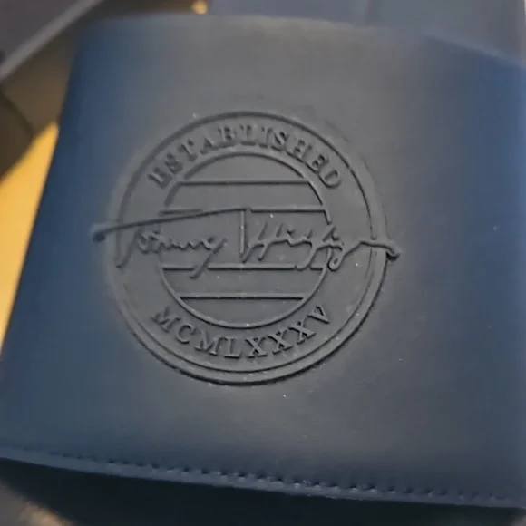 TOMMY HILFIGER - Picture 2 of 9